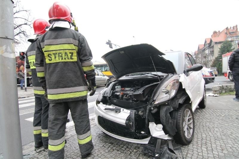 Wypadek na Kochanowskiego. Zderzyły się ford i ligier - auto, którym można jechać bez prawa jazdy