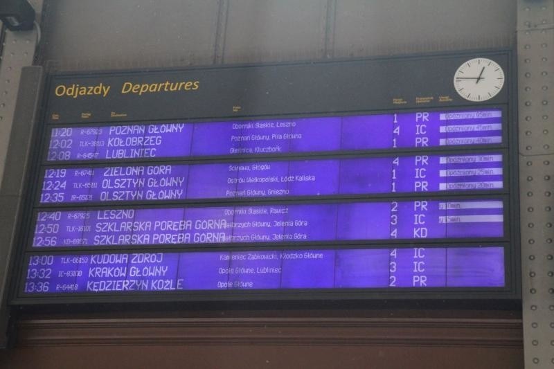 Wrocław: Poważna awaria na kolei. Wszystkie pociągi opóźnione kilkadziesiąt minut (ZDJĘCIA)