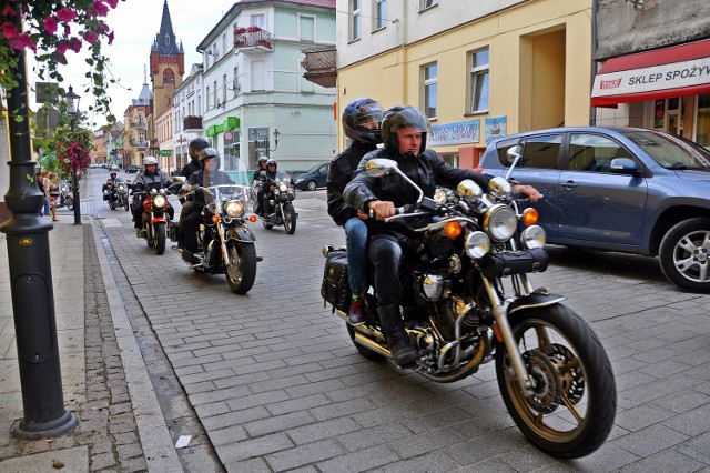 Ten weekend w Świeciu upłynął m.in. pod znakiem III Zlotu Motocyklowego organizowanego przez stowarzyszenie Wataha. Motocyklowe miasteczko wyrosło pod zamkiem. Na scenie prezentowały się rockowe kapele. W sobotnie południe motocykliści zameldowali się na Dużym Rynku, gdzie mieszkańcy mogli podziwiać ich maszyny. Wcześniej jednoślady w głośnym korowodzie przejechały ulicami Świecia.