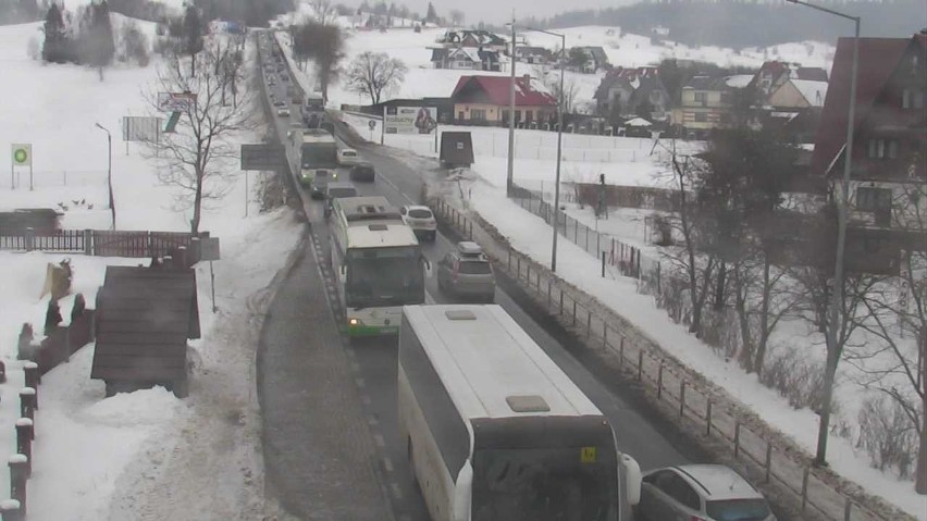 Sznur samochodów na zakopiance. Kibice jadą na skoki