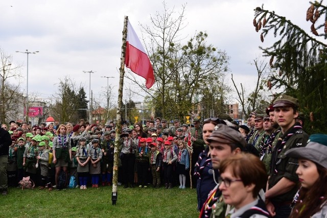 Jubileuszowy Złaz Harcerstwa Kujaw i Pomorza odbywa się dziś (14 kwietnia) w Toruniu. Blisko 2,5 tysiąca druhen i druhów z hufców i drużyn Związku Harcerstwa Polskiego i Związku Harcerstwa Rzeczypospolitej rozpoczyna publiczną zbiórkę pieniędzy na budowę pomnika pomordowanych Pomorzan. Uroczysta inauguracja kwesty odbyła się na skwerze przy ul. Uniwersyteckiej z udziałem marszałka Piotra Całbeckiego. Gospodarz województwa oraz 2,5 tysiąca harcerek i harcerzy z całego regionu, którzy uczestniczą w sobotnim Złazie Harcerstwa Kujaw i Pomorza, wyznaczyli sobie spotkanie w miejscu, gdzie w październiku stanie pomnik Pomorzan, ofiar antypolskiej akcji eksterminacyjnej przeprowadzonej przez okupantów tuż po rozpoczęciu drugiej wojny światowej. Marszałek Całbecki przekazał młodym ludziom 150 puszek do przeprowadzenia kwesty, a także 400 woreczków, do których druhowie zbiorą ziemię ze wszystkich miejsc masowych rozstrzeliwań i masowych pochówków w naszym regionie oraz województwie pomorskim. Ziemia ta zostanie wmurowana w przyszły monument.- Immanentną cechą harcerstwa jest wychowanie patriotyczne. Harcerze zawsze kierowali się przede wszystkim pobudkami patriotycznymi. Tak było w 1918 roku, w okresie II Rzeczypospolitej i w czasie niemieckiej okupacji, a także później. To główne przesłane i treść wychowawcza, którą wszystkie organizacje harcerskie realizują. My w zasadzie uczestniczymy we wszystkich wydarzeniach i przedsięwzięciach o charakterze patriotycznym, propaństwowym. I tak też traktujemy to działanie na rzecz powstania pomnika pomordowanych Pomorzan. Tym bardziej, że mamy świadomość, że jest to zbrodnia, która w świadomości społecznej Polaków nie jest mocno zidentyfikowana. Harcerze opiekują się większością rozproszonych miejsc pamięci, dbając o nie i uczestnicząc w związanych z nimi obchodach, czcząc pamięć pomordowanych. Cieszymy się, że ta pamięć przybierze materialny wymiar w postaci pomnika – podkreśla komendant Kujawsko-Pomorskiej Chorągwi Związku Harcerstwa Polskiego harcmistrz Jerzy Gębara.POLECAMY:Nowy Kodeks Pracy 2018: Koniec urlopu na żądanie? Co z L4? Ciąże, premie, umowyTajemnicze zjawiska w Tatrach. Niektóre mrożą krew w żyłachawód, który pasuje do Twojego znaku zodiaku. Sprawdź czy pracujesz we właściwym miejscuNowosciTorun