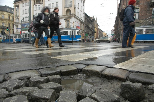 Klub radnych Platforma.Nowoczesna Koalicja Obywatelska złożył  projekt uchwały w sprawie przyjęcia programu pn. "Nasze Śródmieście” dotyczącego przeprowadzania remontów, budowy, przebudowy i rozbudowy chodników, dróg i oświetlenia w siedmiu dzielnicach w rejonie centrum Krakowa.