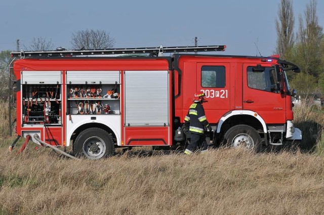 10 zastępów straży pożarnej pracowało przy wyciąganiu ciągnika z Warty w sobotę, 4 kwietnia.