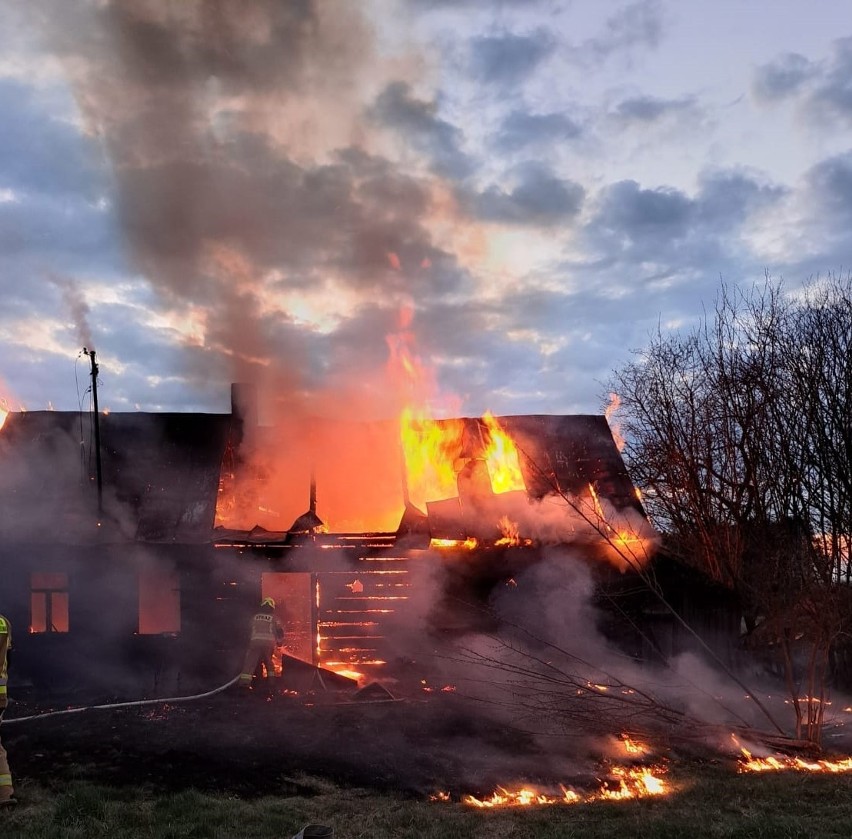 Drewniany dom w powiecie hajnowskim całkowicie spłonął