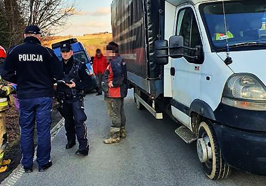 Zderzenie ciężarówki z dostawczakiem. Na pomoc ruszyli strażacy