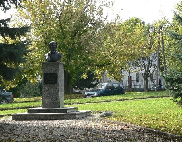 Na tym skwerze - w centrum Kazimierzy Wielkiej, gdzie znajduje się pomnik Tadeusza Kościuszki - ma stanąć pomnik Bohaterów Kazimierskiej Rzeczypospolitej Partyzanckiej.