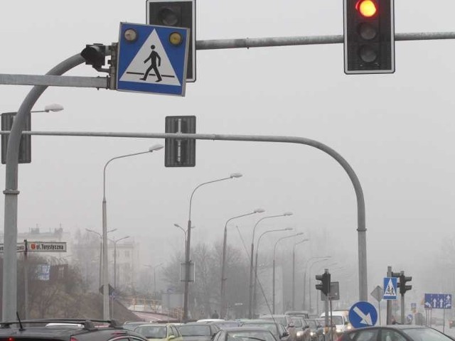 Zbędny już znak przejście dla pieszych zasłania teraz sygnalizację świetlną.