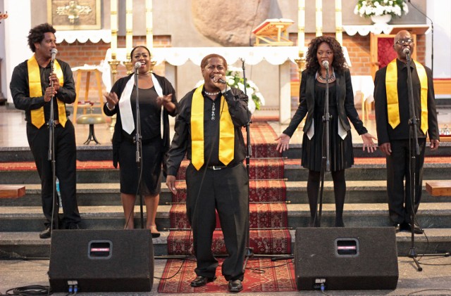 W kościele pw. Podwyższenia Krzyża Świętego w Grudziądzu odbył się koncert gospel w wykonaniu BLACK INTERNATIONAL GOSPEL SINGERS – to grupa założona w roku 2006 przez Terry Lovique. Skład grupy to profesjonalni artyści śpiewacy, pochodzący z różnych krajów świata. Celem grupy jest pokazywanie miłości do Boga w formie śpiewu.