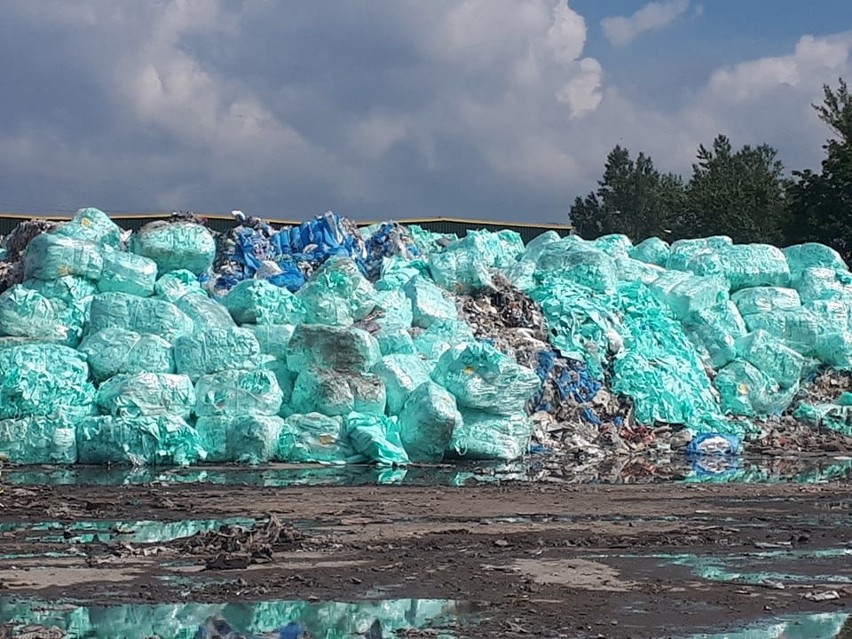 Skawina. Wielki pożar składowiska odpadów w Skawinie [ZDJĘCIA]