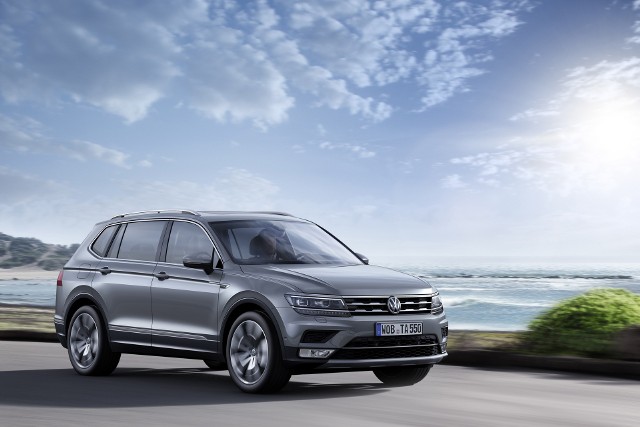 Volkswagen Tiguan Allspace W podstawowej wersji wyposażenia nabywcy otrzymają m.in. 17-calowe obręcze kół z lekkich stopów oraz system multimedialny "Composition Colour" wraz z pakietem "Connectivity". Do wyboru przewidziano sześć silników (TSI i TDI) spełniających normę Euro 6 o mocy od 150 do 240 KM.Fot. Volkswagen