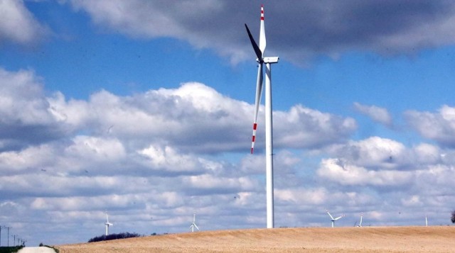 Sejm odrzucił poprawki Senatu związane z minimalną odległością turbin wiatrowych od zabudowań.