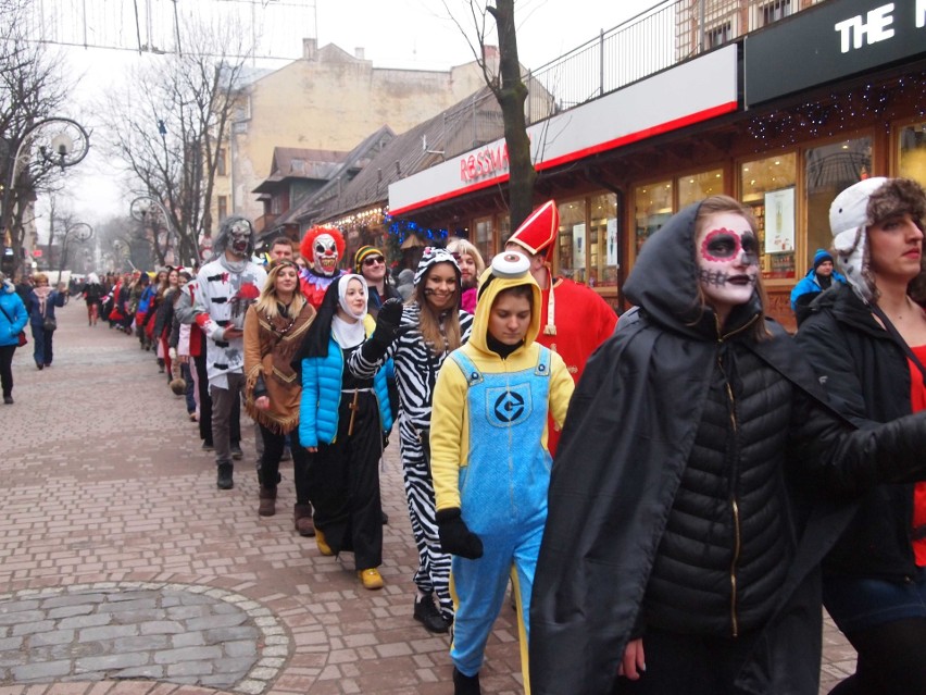 Zakopane. Maturzyści zatańczyli poloneza na Krupówkach [ZDJĘCIA,WIDEO]