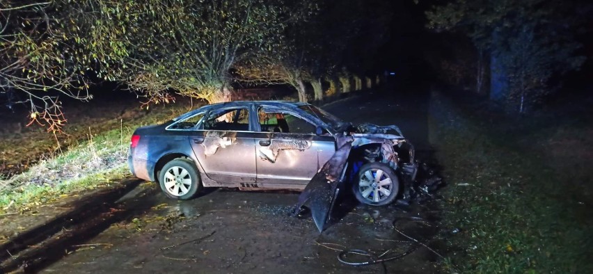 Wypadek w Andrzejewie-Koloniach. Samochód uderzył w drzewo i stanął w ogniu wieczorem 28.10.2022