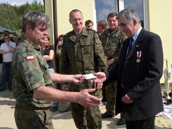 Jerzy Salamucha (z lewej), wręcza brązowy medal MON Leszkowi Ogorzałkowi.