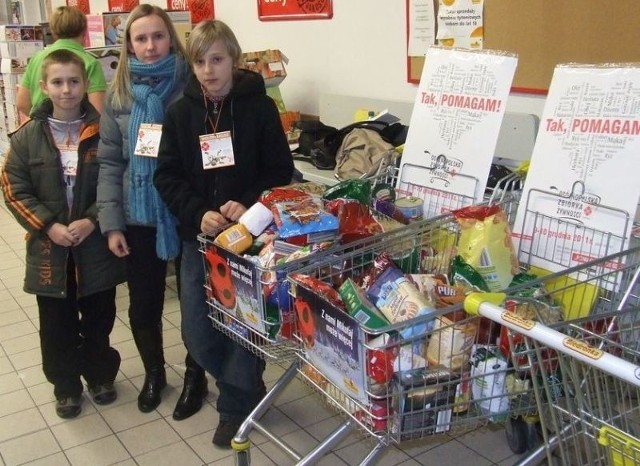 Młodzież z włoszczowskiej "jedynki&#8221; zbierała żywność w Biedronce.