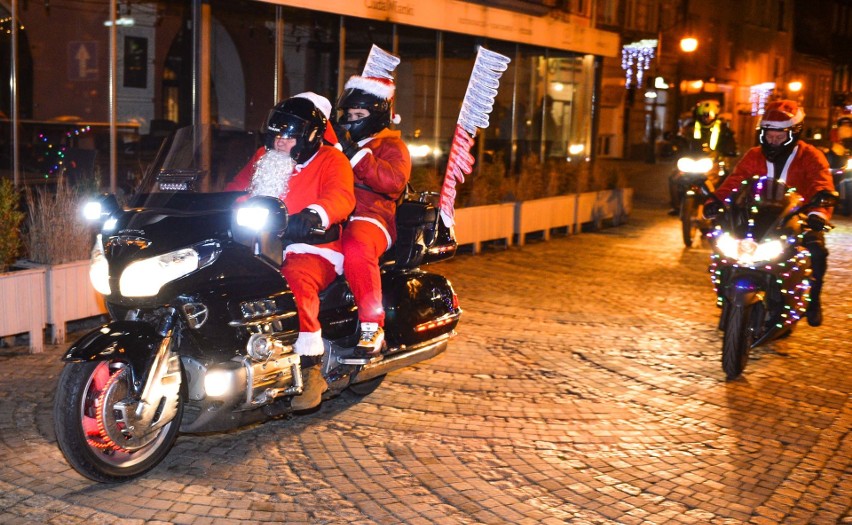 Święty Mikołaj odwiedził dzieci z Przemyśla i rozświetlił zdobiącą serce miasta choinkę [ZDJĘCIA]