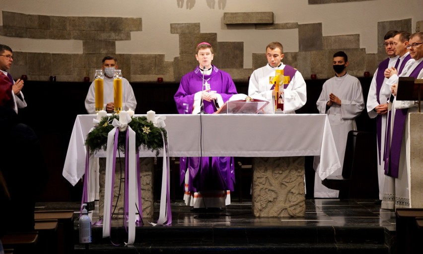 Ukraińscy studenci apelowali o mszę świętą w ojczystym języku. Kościół akademicki KUL odprawił pierwsze nabożeństwo. Fotorelacja