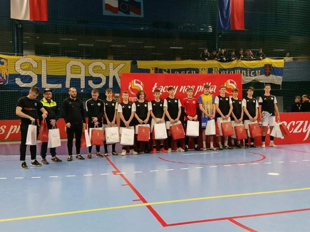 Patryk Broda (trzeci z lewej) doprowadził zespół Futsal Team Przeworsk U-17 do 4 miejsca w Polsce.