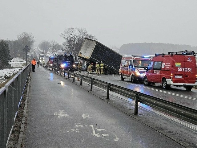 Tir zawisł na barierkach po zderzeniu na krajowej "50".