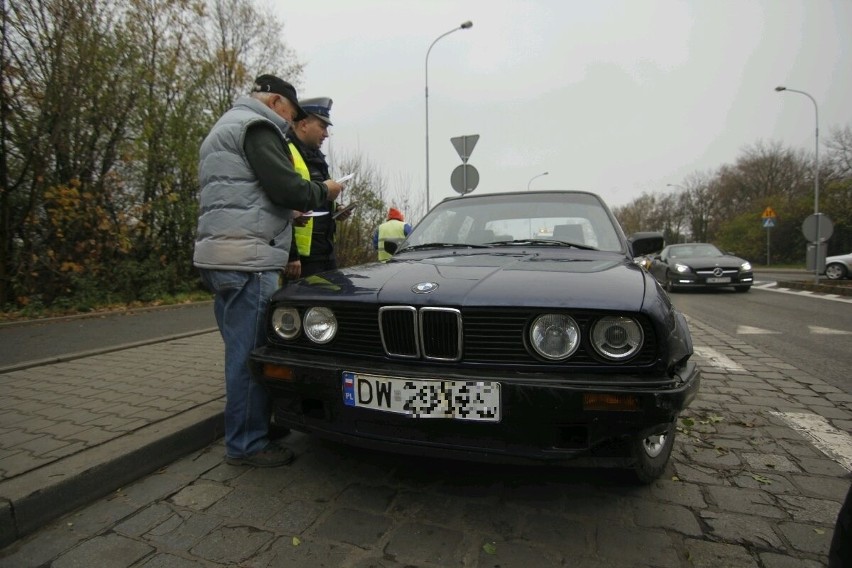 Wrocław: Wypadek na Zakrzowskiej. BMW dachowało i wpadło do rowu