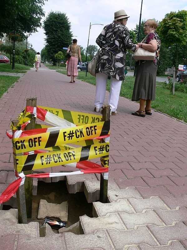 Dziura w chodniku przy ulicy Krasińskiego w Skarżysku oznaczona była w ten sposób.