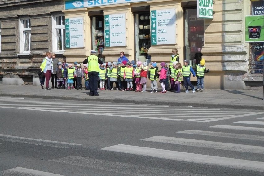 Przedszkolaki ze Szczecina ćwiczyły przechodzenie przez jezdnię 