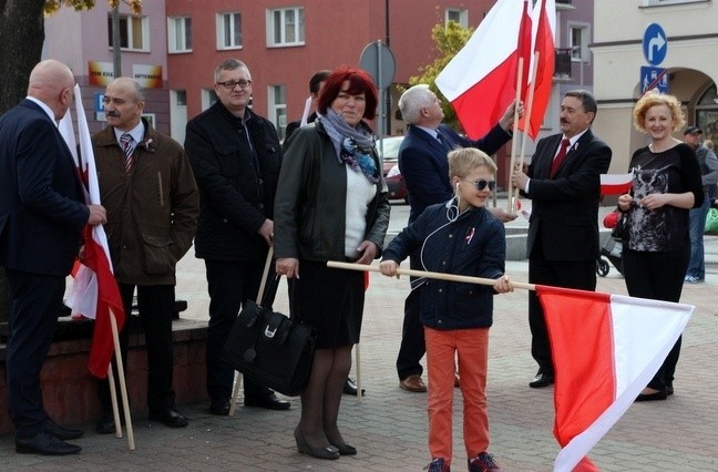 Uroczyste podniesienie flagi na Starym Rynku.