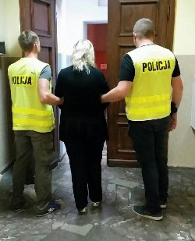 Jedna z dwóch zatrzymanych kobiet, które w Żninie miały wyprowadzić na swoje prywatne rachunki publiczne pieniądze - ponad 200 tysięcy złotych