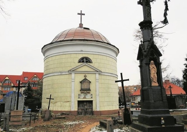 W katakumbach zabytkowej kaplicy przy ul. Mikołaja Kopernika, w krypcie pochowani są przedstawiciele rodu Śmiarowskich