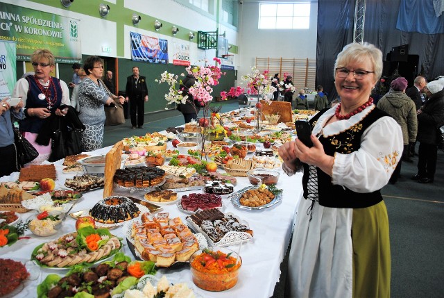 Rzędy stołów zastawionych jadłem. Najróżniejsze ciasta, w tym 23 konkursowe... (Wygrała babka wielkanocna przekładana). Kolejne stoły z potrawami mięsnymi, rybnymi, w tym także garmażeryjne... (Konkursowe 23 potrawy, pierwsze miejsce dla policzków wieprzowych w winie). >> Najświeższe informacje z regionu, zdjęcia, wideo tylko na www.pomorska.pl 