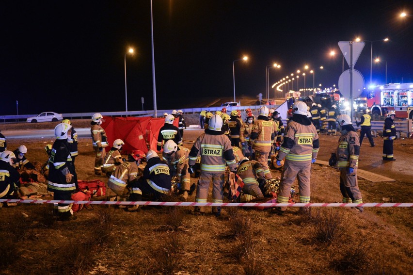 Wojewoda Ewa Leniart po wypadku ukraińskiego autokaru na autostradzie: 14 osób nadal jest w ciężkim stanie [WIDEO]