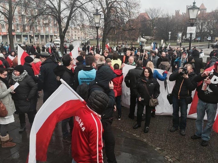 Przepychanki na gdańskim marszu "Nie! dla imigrantów"