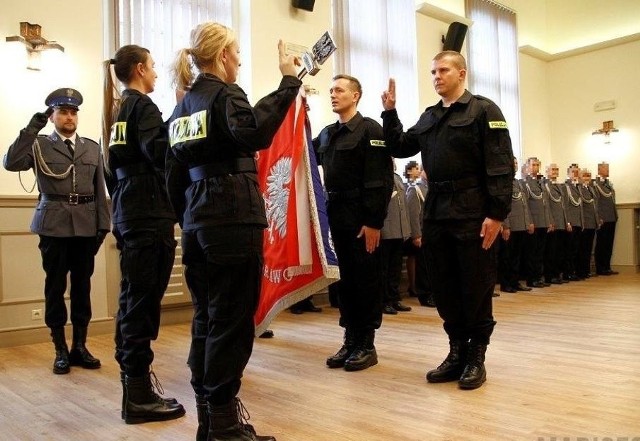 Praca w policji jest pewna i ciekawa, to między innymi dlatego młodzież garnie się do tej służby. Tylko w ciągu ostatnich trzech lat szeregi opolskiego garnizonu zasiliło 315 funkcjonariuszy.