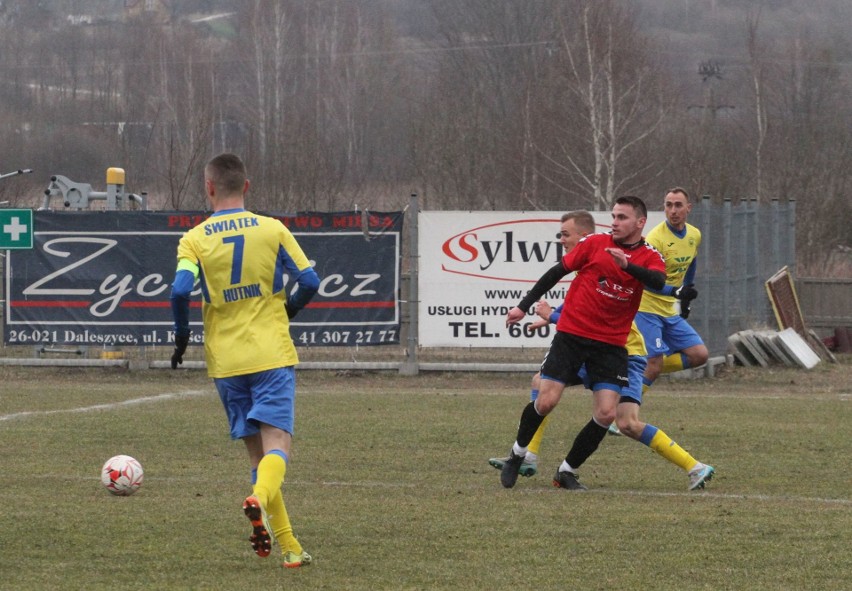 Trzecia liga. Ciekawy mecz w Daleszycach. Spartakus przegrał z Hutnikiem Kraków 0:1 [DUŻO ZDJĘĆ, WIDEO]