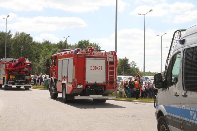 Ewakuowani pracownicy Starostwa Powiatu Kieleckiego czekali aż służby sprawdzą, czy w budynku nie ma żadnego ładunku wybuchowego.