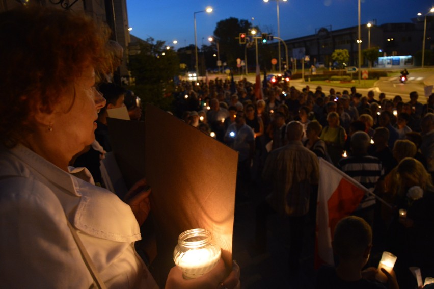 Tarnowianie tłumnie i głośno protestowali przed sądem