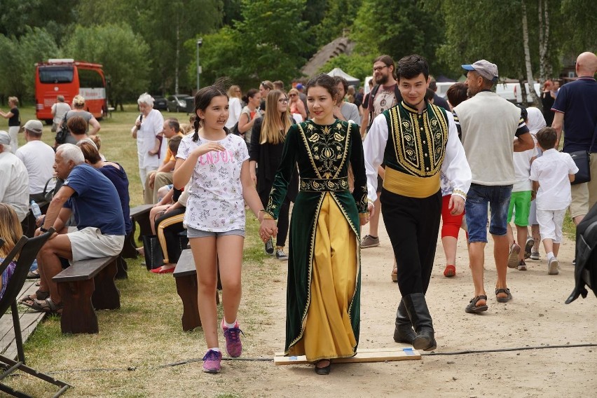 Wasilków: VII Festiwal Kultury Tatarskiej. Tatarskie potrawy, występy zespołów i międzynarodowe zawody łuczników [ZDJĘCIA]