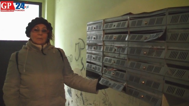 Mieszkańcy ul. Niemcewicza chcą poprawy stanu klatki schodowej i usunięcia śmieci.