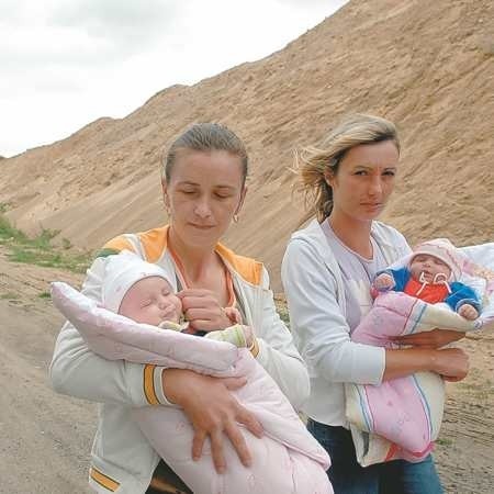 Jolanta Kołaczek i Jadwiga Żbikowska mają już dosyć kurzu i hałasujących ciężarówek. - Z dziećmi nie można wyjść na spacer. Bo kierowcy nawet nie zwalniają, gdy widzą mnie z wózkiem - mówi pani Jolanta, mama dwumiesięcznych bliźniaczek.