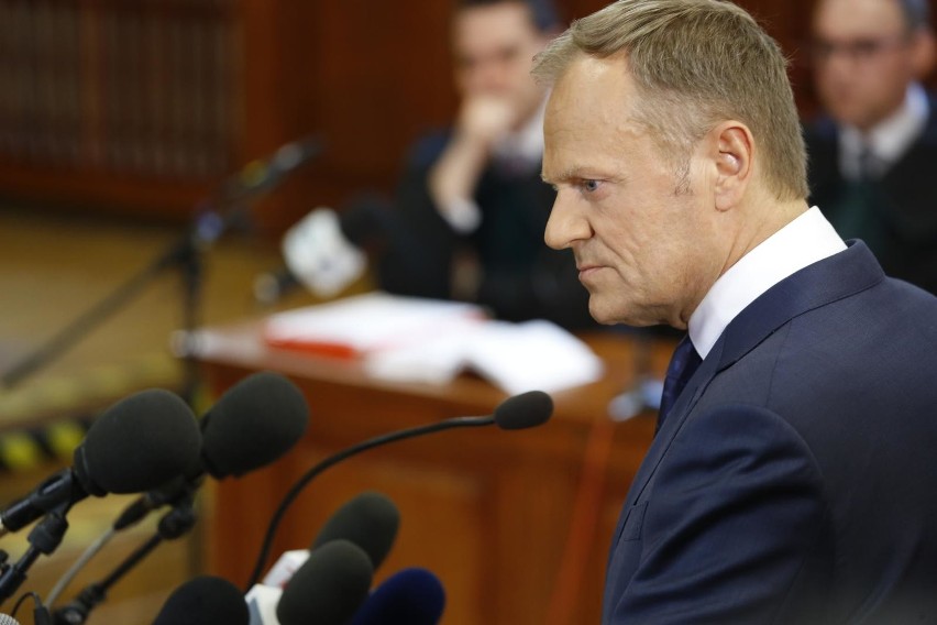 Przesłuchanie byłego premiera Donalda Tuska w Sądzie Okręgowym w Warszawie. "Kaczyński nie chciał wspólnej wizyty w Katyniu"
