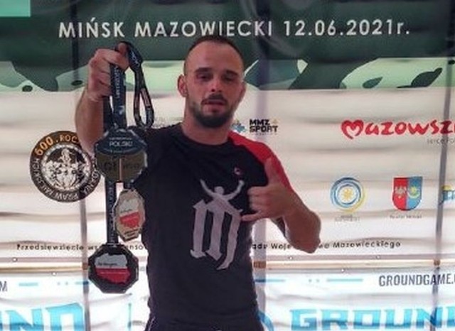 Sierżant sztabowy Karol Kurembski podczas I Mistrzostw Polski Służb Mundurowych w Brazylijskim Jiu Jitsu wywalczył trzy medale, złoty, srebrny i brązowy.