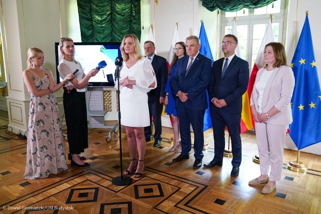 Konferencja prasowa w Pałacyku Gościnnym prezydenta Białegostoku. Na pierwszym planie radna Joanna Misiuk, z tyłu Stefan Nikiciuk, Ksenia Juchimowicz, Tadeusz Truskolaski, Adam Musiuk i radna Katarzyna Jamróz, z Komitetu Tadeusza Truskolaskiego