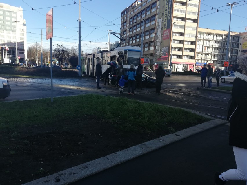 Kolizja na placu Rodła w Szczecinie. Zderzenie tramwaju i samochodu osobowego