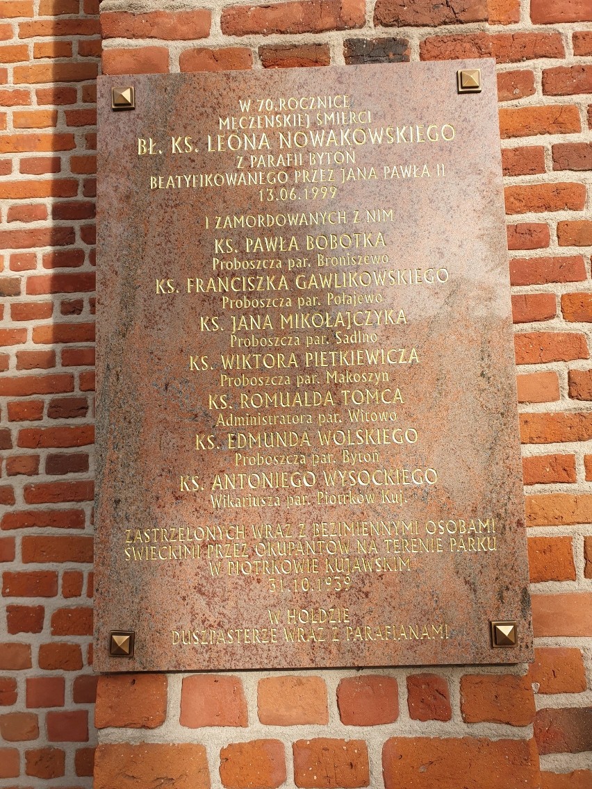 Pamiątkowa tablica na kościele