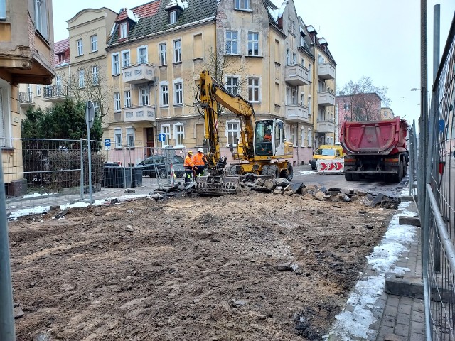 Przebudowa ulicy Kościuszki w Grudziądzu będzie trwała około roku. Głównym wykonawcą praca jest firma Unitrak z Kielna. Inwestycja jest etapowana. W tej chwili roboty trwają na odcinku od ul. Anny Walentynowicz do Fortecznej
