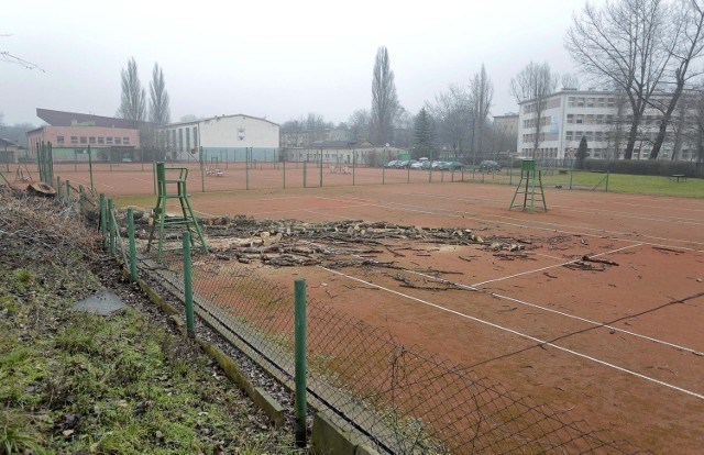 Korty tenisowe przy ul. Siedleckiego istnieją od 1923 r. Nie przynoszą dochodów, dlatego Koleje chcą sprzedać działkę pod zabudowę. Trwa spór sądowy, do kogo tak naprawdę należy teren pod kortami