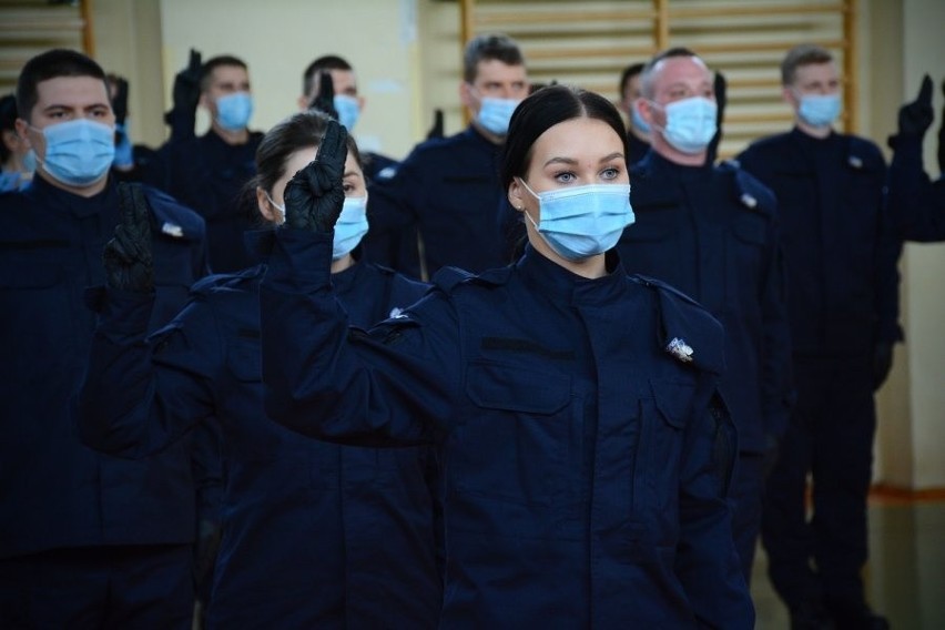 Ślubowanie policjantów. Ilu nowych funkcjonariuszy przyjęto? ZDJĘCIA