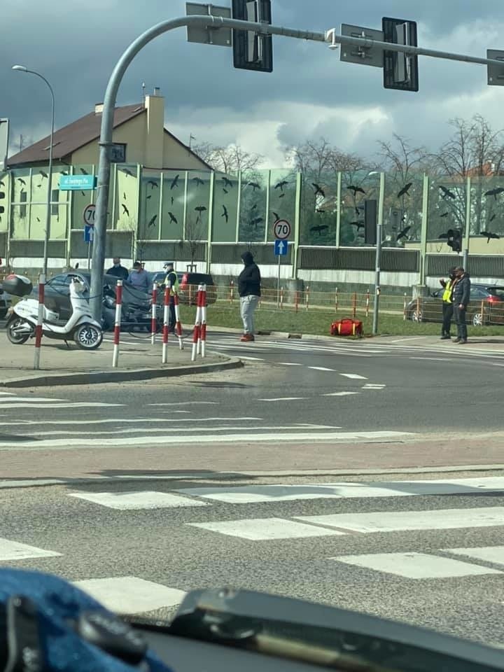 Białystok. Wypadek na skrzyżowaniu Mickiewicza i Św. Ojca Pio. Dwie osoby trafiły do szpitala [ZDJĘCIA]