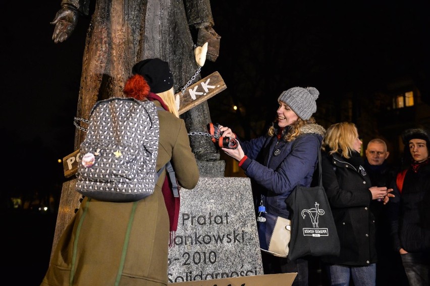 Pikieta pod pomnikiem ks. Henryka Jankowskiego. Plama na legendzie - pomnik księdza oblany czerwoną farbą 