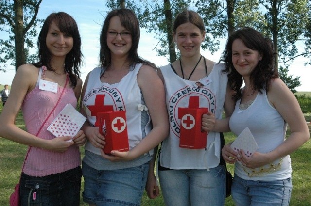 Wolontariuszki PCK_zbierały pieniądze w Szemrowicach, od lewej: Asia Bąk, Daria Niemiec, Roksana Widera i Magda Pzionka.